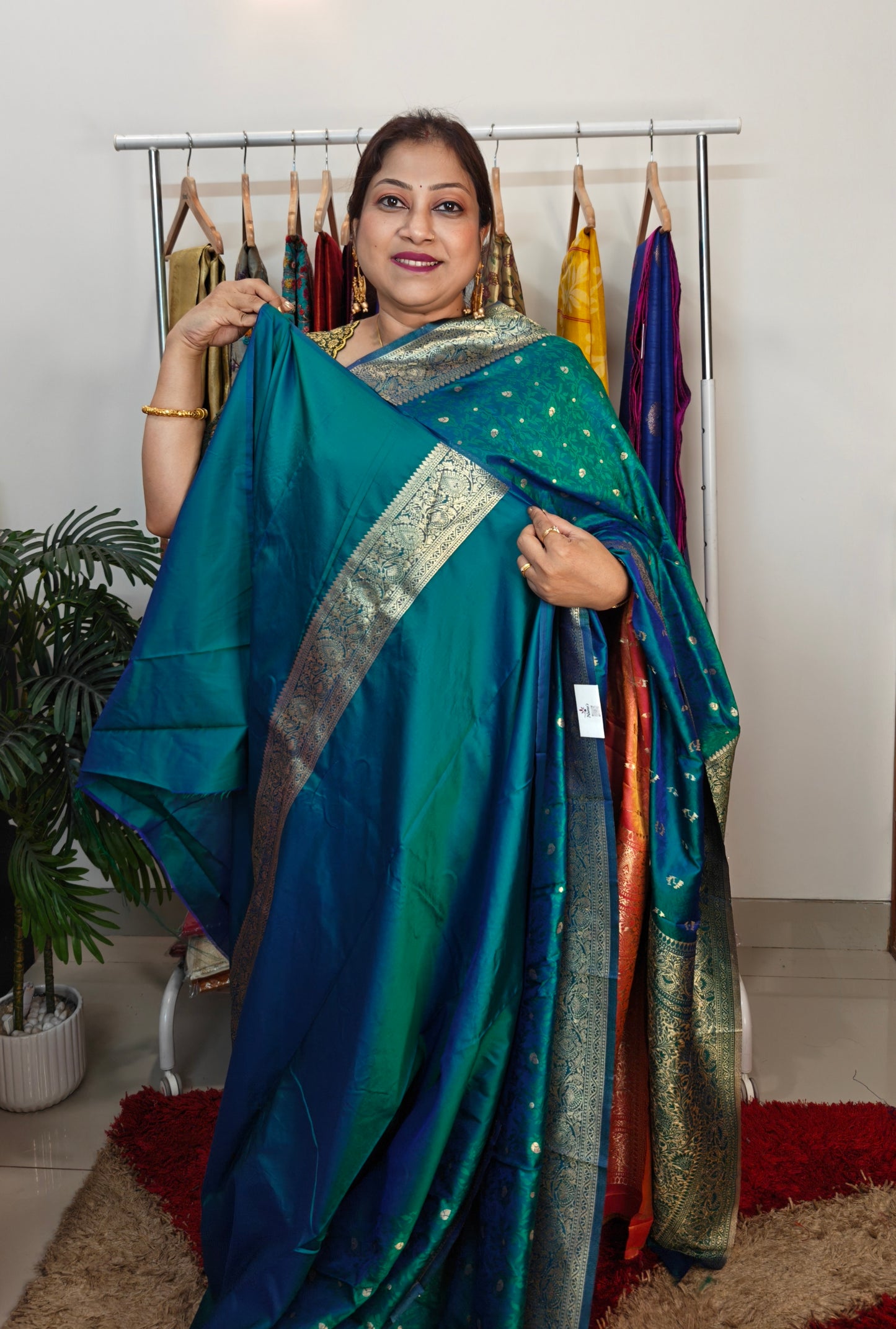 Semi Tanchoi Banarasi Saree – Dual-Tone Glamour in Green &amp; Blue