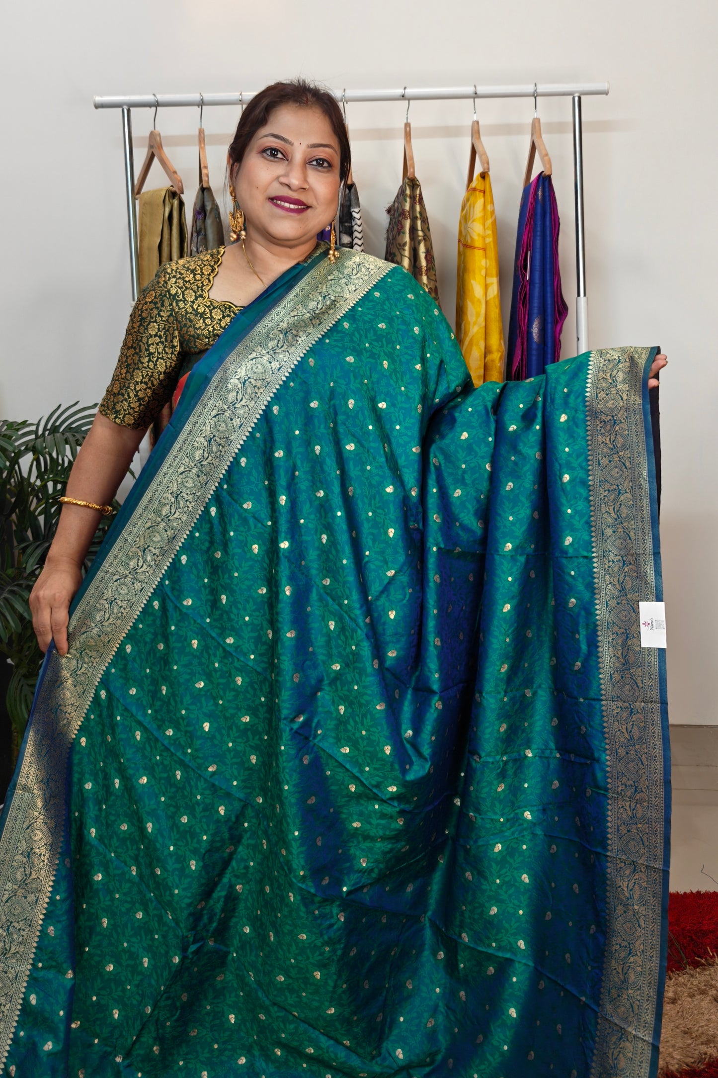 Semi Tanchoi Banarasi Saree – Dual-Tone Glamour in Green &amp; Blue